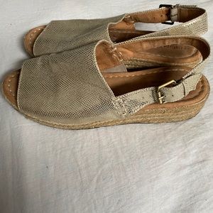 SILVER BEIGE SANDALS 7 1/2